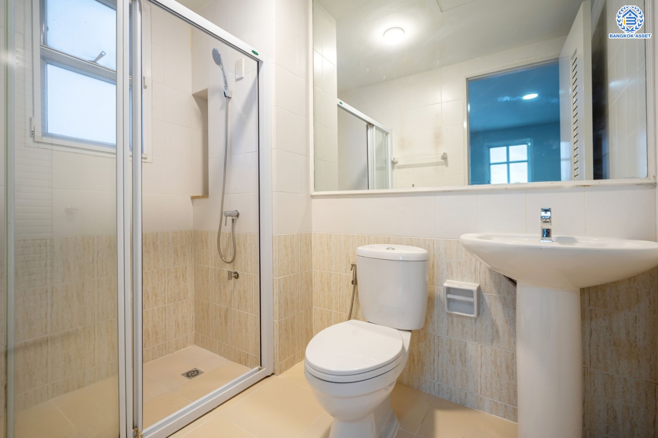 บ้านมือสอง ทาวน์โฮม 3 ชั้น หลังมุม ม.พลัสซิตี้พาร์ค เกษตร-นวมินทร์ เนื้อที่ 33.60 ตร.ว. ฟังก์ชัน 3 ห้องนอน 4 ห้องน้ำ จอดรถได้ 2 คัน บนทำเลศักยภาพ เชื่อมต่อถนนหลายสาย เข้าเมืองก็เป็นเรื่องง่าย ใกล้รถไฟฟ้าสายเขียวอ่อน สถานี "ม.เกษตรศาสตร์" และ ใกล้จุดขึ้นทางด่วน "ฉลองรัช"...